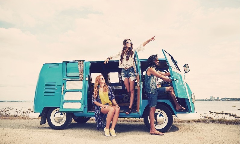 jovenes en un autobus